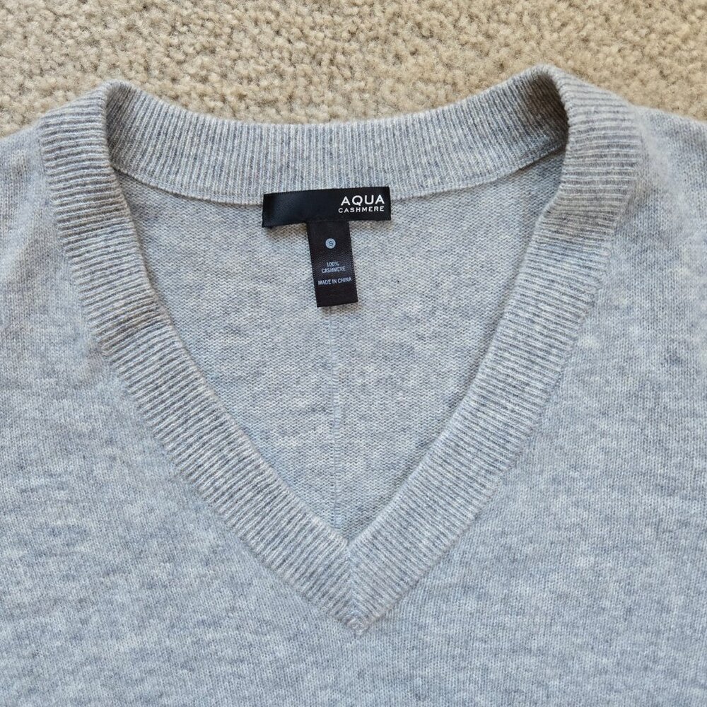 NWOT Aqua Cashmere Sweater Grey V-neck - Picture 2 of 8